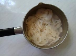 削好后泡在清水里，一是防氧化变黑，而是能洗去藕片表面的淀粉。