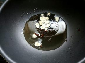 起锅倒油，放入花椒粒爆香，放入蒜片。