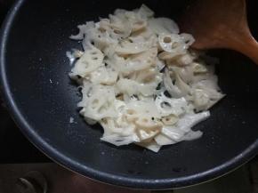 放入控干水的藕片，这时点少许清水防止粘锅，再加白醋翻炒。