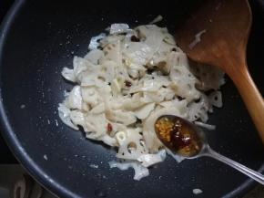 加辣椒油调味。