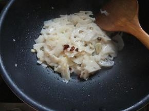 加盐适量即可出锅。