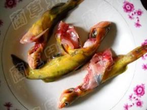 黄颡鱼除去内脏，清洗干净、沥干水分。