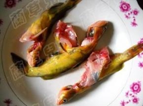 黄颡鱼除去内脏，清洗干净、沥干水分。