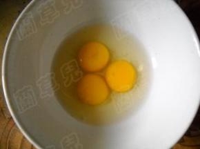 鹌鹑蛋磕破于碗中。