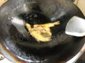 锅中油热，下入黄颡鱼，稍稍煎一会。