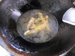 倒入适量冷水，大火煮开；小火慢煮20分钟。