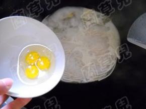 面条煮至八成熟，倒入鹌鹑蛋，加入少许盐。