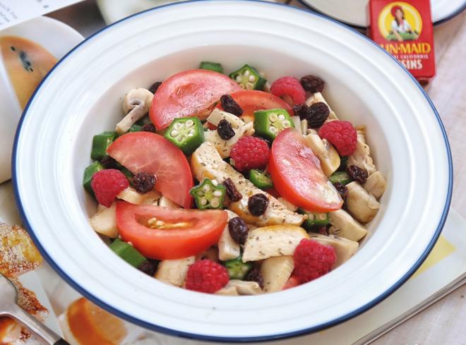 加州葡萄干鸡肉沙拉