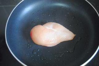 热锅，锅内抹入少许橄榄油，把鸡胸肉煎熟