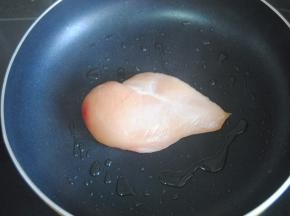 热锅，锅内抹入少许橄榄油，把鸡胸肉煎熟