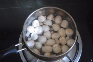 蘑菇切小块煮沸2分钟至熟，捞出备用