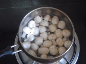 蘑菇切小块煮沸2分钟至熟，捞出备用