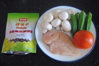 准备好食材，鸡胸肉先用盐和胡椒粉腌制1小时