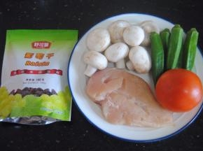 准备好食材，鸡胸肉先用盐和胡椒粉腌制1小时