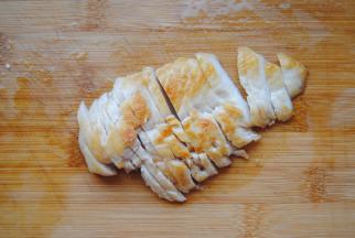 煎好的鸡胸肉切片备用