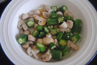 混合蘑菇和秋葵段，拌入沙拉汁