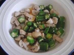 混合蘑菇和秋葵段，拌入沙拉汁