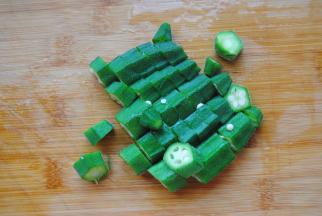 秋葵焯水切小段