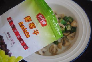 再加入加州葡萄干，鸡肉，番茄片混合享瘦啦