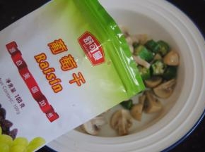 再加入加州葡萄干，鸡肉，番茄片混合享瘦啦