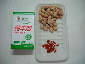 准备好花生、枸杞子和纯牛奶。