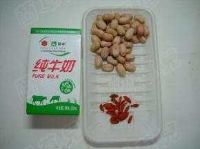 准备好花生、枸杞子和纯牛奶。