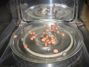 花生入微波炉叮熟。