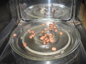 花生入微波炉叮熟。