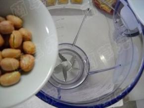 叮熟的花生倒入搅拌机。