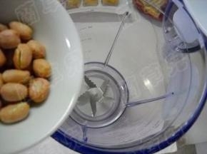 叮熟的花生倒入搅拌机。