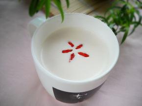 打好的花生奶根据个人喜好选择是否过滤。