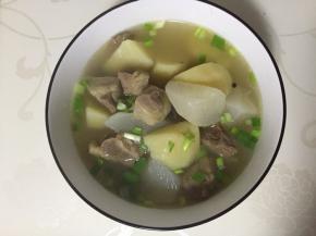 炖好的牛肉，加入盐、鸡精调味，继续咕嘟二十分钟左右，至食材入味即可