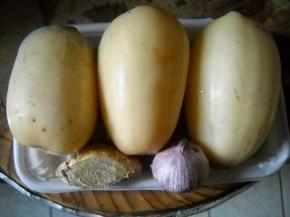 准备好嫩藕、生姜、蒜瓣。