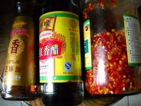 准备好芝麻油、香醋、红剁椒等调味料。