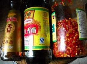 准备好芝麻油、香醋、红剁椒等调味料。