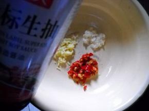 姜、蒜、剁椒放入碗中，倒入生抽。