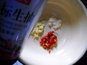 姜、蒜、剁椒放入碗中，倒入生抽。
