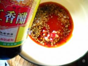 倒入香醋，拌匀成味汁。