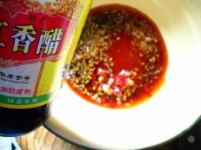 倒入香醋，拌匀成味汁。