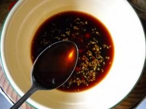 味汁中加入2勺辣椒红油。