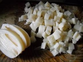 藕去皮、洗净、切小丁。