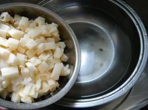 锅中水开，倒入藕丁。