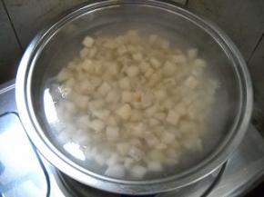 藕丁焯至断生；捞起、沥干水分。