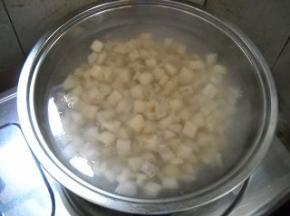 藕丁焯至断生；捞起、沥干水分。