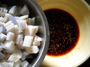 焯好的藕丁倒入味汁中，拌匀。