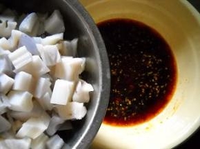 焯好的藕丁倒入味汁中，拌匀。