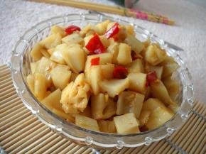 拌好的红油炝藕，脆嫩爽口。