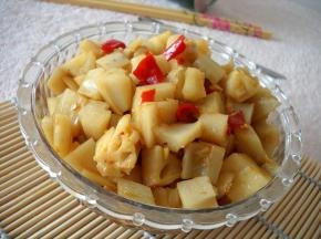 拌好的红油炝藕，脆嫩爽口。