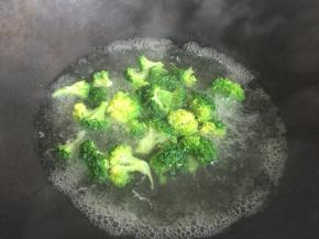 西兰花洗净放入滴了油的水中焯熟沥干水分；
