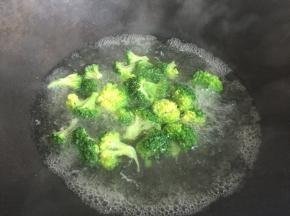 西兰花洗净放入滴了油的水中焯熟沥干水分；